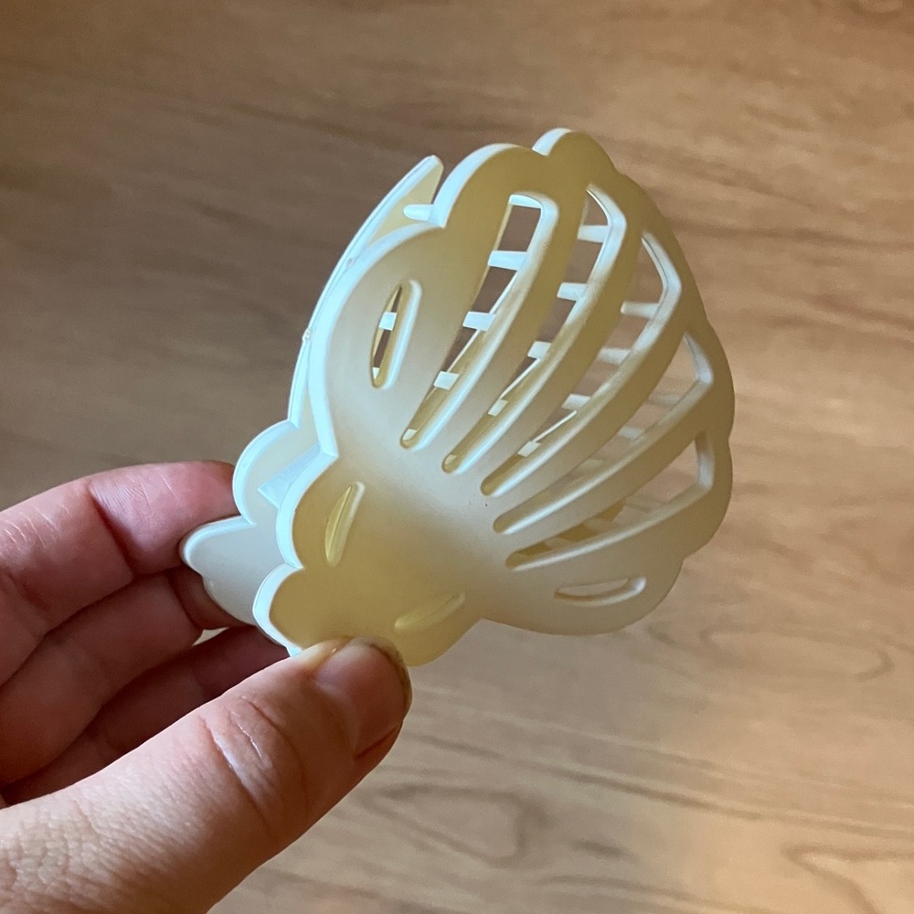 Cream Scallop Seashell Hair Claw Clip